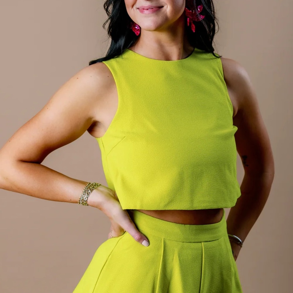 Miou Muse Chiffon Textured Fabric Sleeveless Cropped Blouse Top